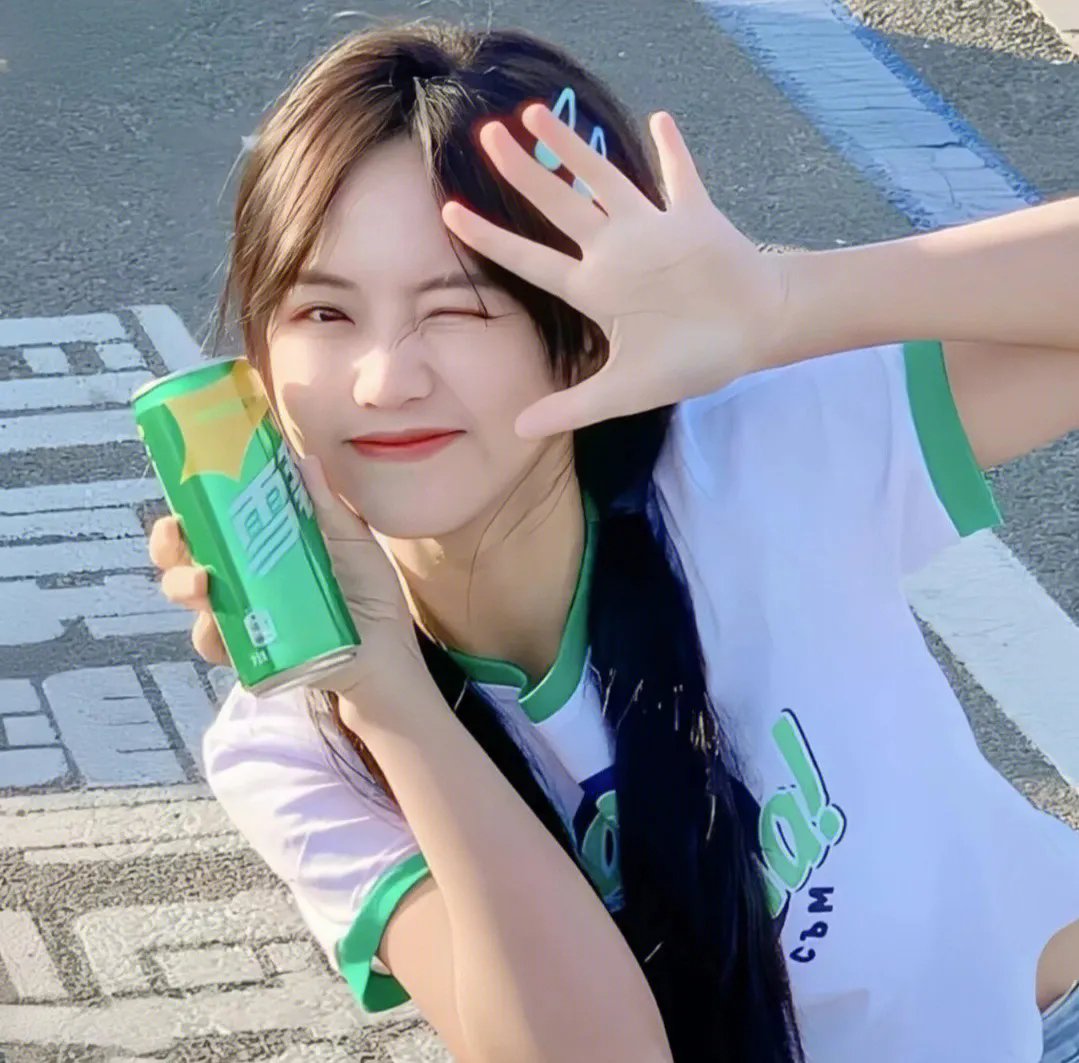 玉簪斜挽云鬓碎